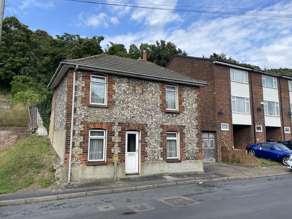 Lot: 108 - DETACHED HOUSE IN NEED OF MODERNISATION WITH POTENTIAL - front view of house for refurbishment